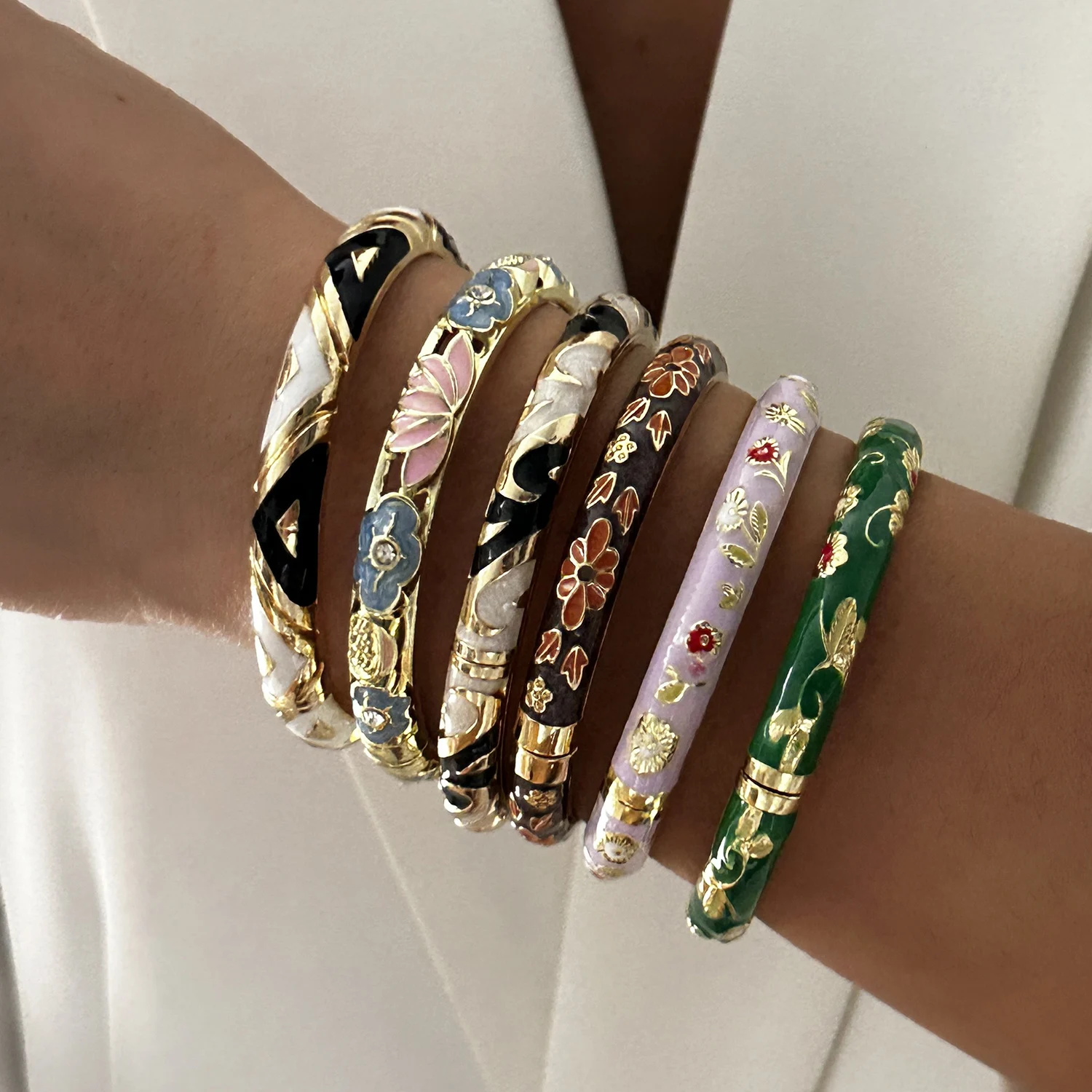Vintage Pastellfarbener Blumen-Emaille-Armreif für Damen Elegantes Vergoldetes Cloisonné-Inspiriertes Stapelarmband Trendsetter-Schmuck – Detail 4