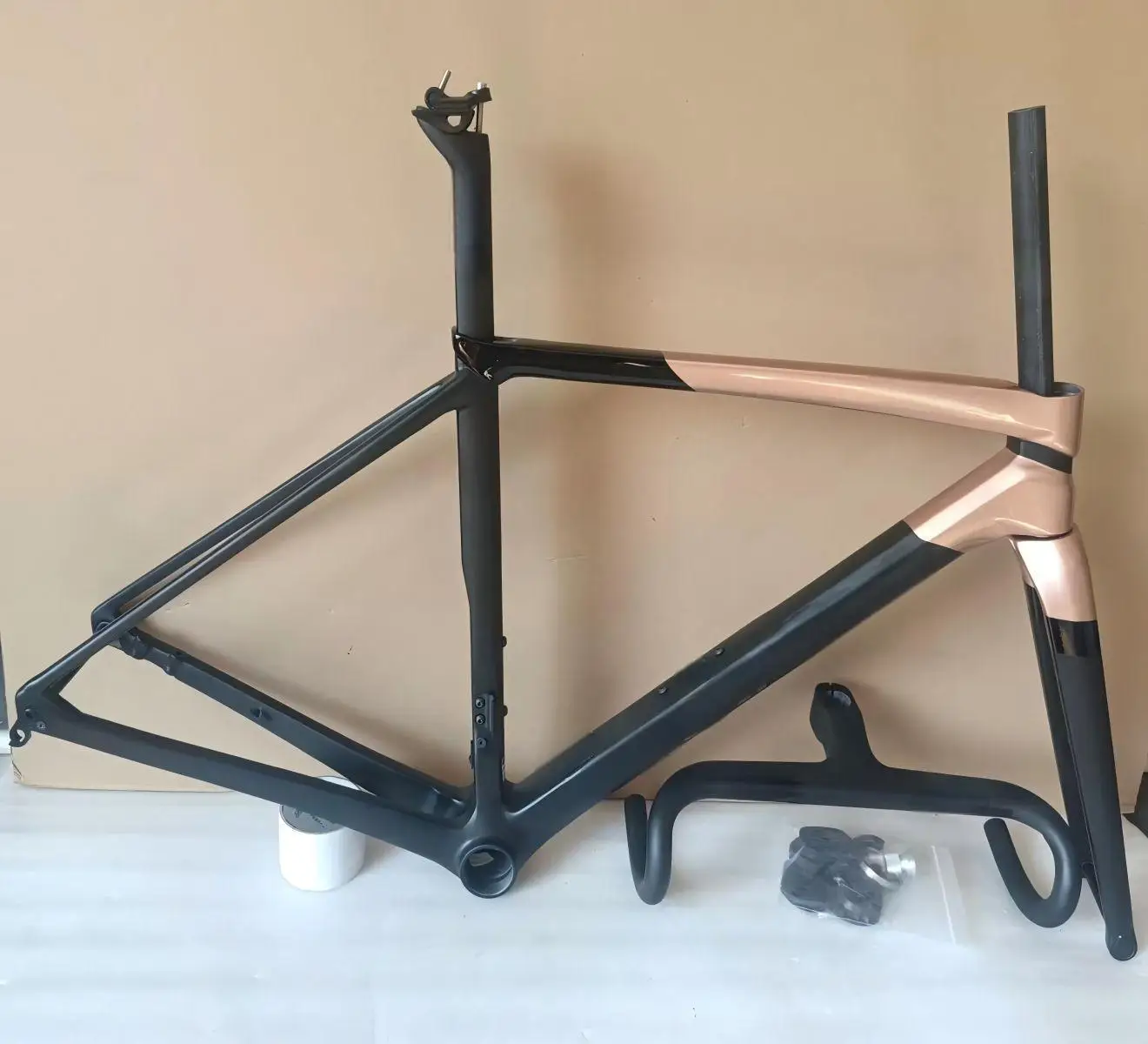 2025 Newest V4rs Frame road bike carbon frameset T1100 bicycle carbon frame disc brakes V4RS bike frame with handlebar