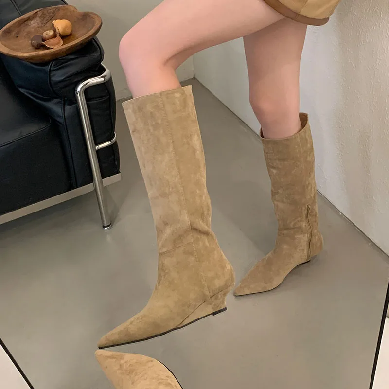 

Модные женские сапоги до колена из флока, обувь на танкетке, женская обувь на молнии, женские современные длинные сапоги с острым носком, туфли-лодочки, новинка