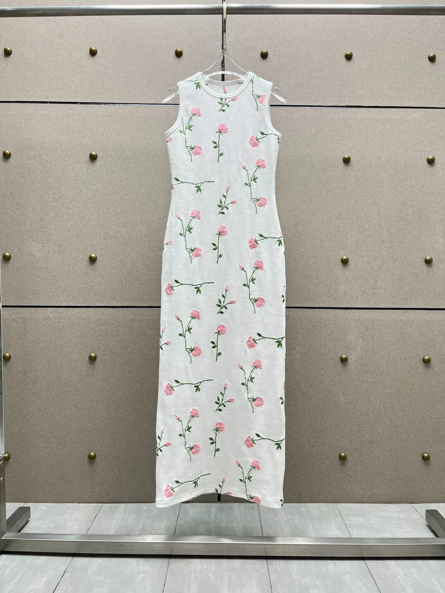 

2024 Women New Collection White Rose Flower Embroidery Sleeveless Summer Vintage O-Neck Tank Slim Fit Pencil Midi Dress