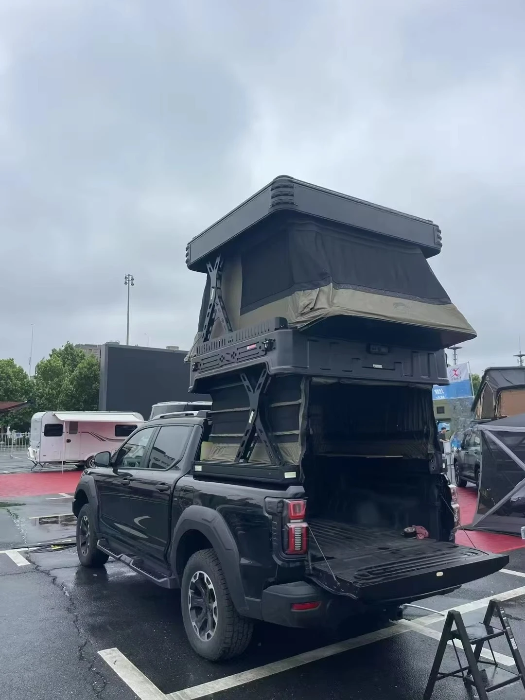Luxurious Roof Tent with Aluminum Honeycomb Shell 210D Tear-resistant Oxford Fabric Suitable Overnight Camping in Wild Rainproof
