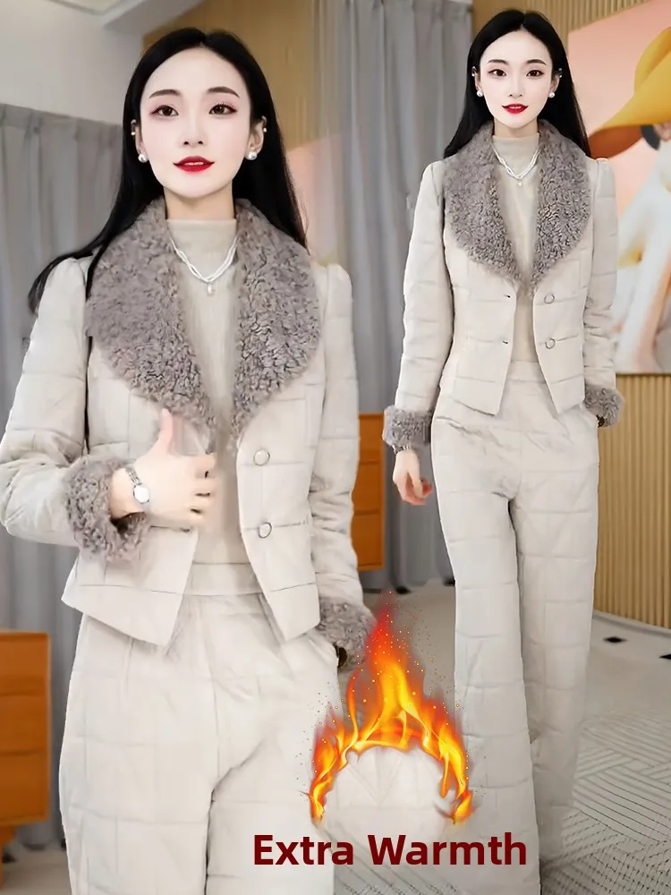 

Новый зимний женский комплект: утепленная хлопковая куртка на флисовой подкладке и широкие брюки. Повседневный спортивный стиль.