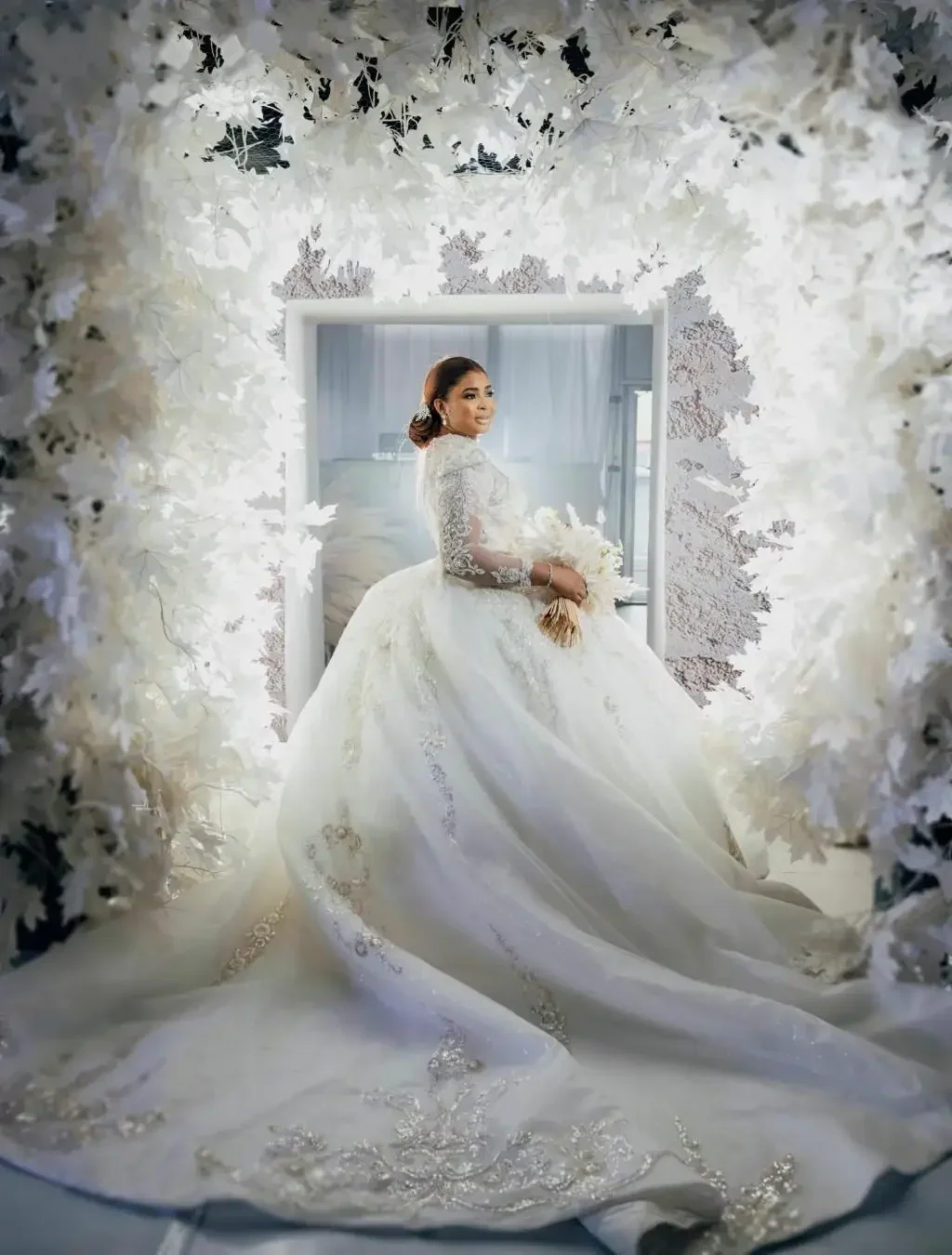 Customized  High Neck Appliques Beads Wedding Dress Chapel Train Long Sleeves Robe De Mariée Ballgown Luxury Bridal Gown