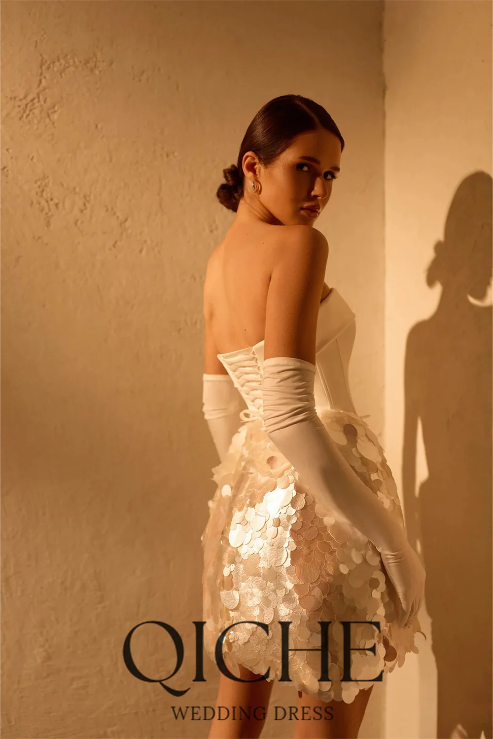 QICHE Modern Sequined Short Sheath Wedding Dress Strapless Sleeveless Open Back Bridal Party Gown Vestido De Noiva Customized