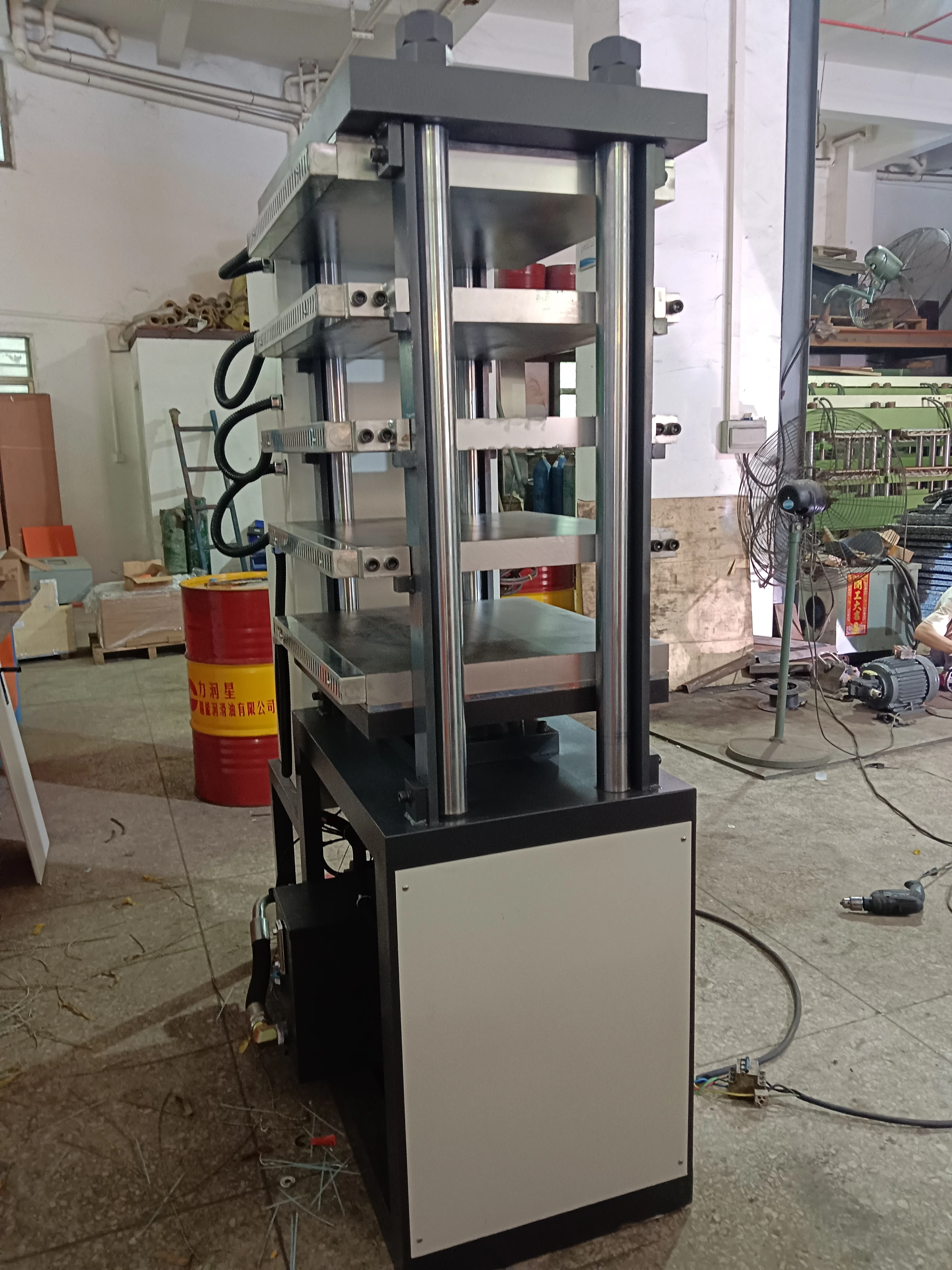 Pressa a caldo per pannelli in fibra di carbonio