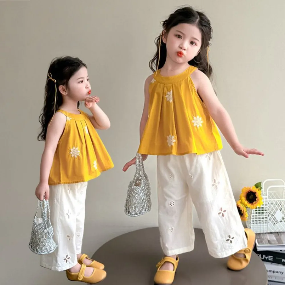 Bear Leader النسخة الكورية الصيفية أزياء الفتيات ملابس زهرة مطبوعة أصفر بلا أكمام أعلى + السراويل البيضاء مجموعة الأطفال عارضة