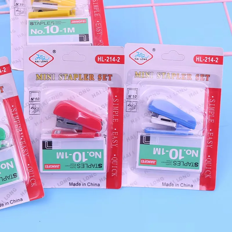 1 مجموعة دباسة ملونة عشوائية مجموعة القرطاسية المكتبية الصلبة لطيف صغير محمول مع دبابيس استخدام الطالب للرقم. 10 دبابيس