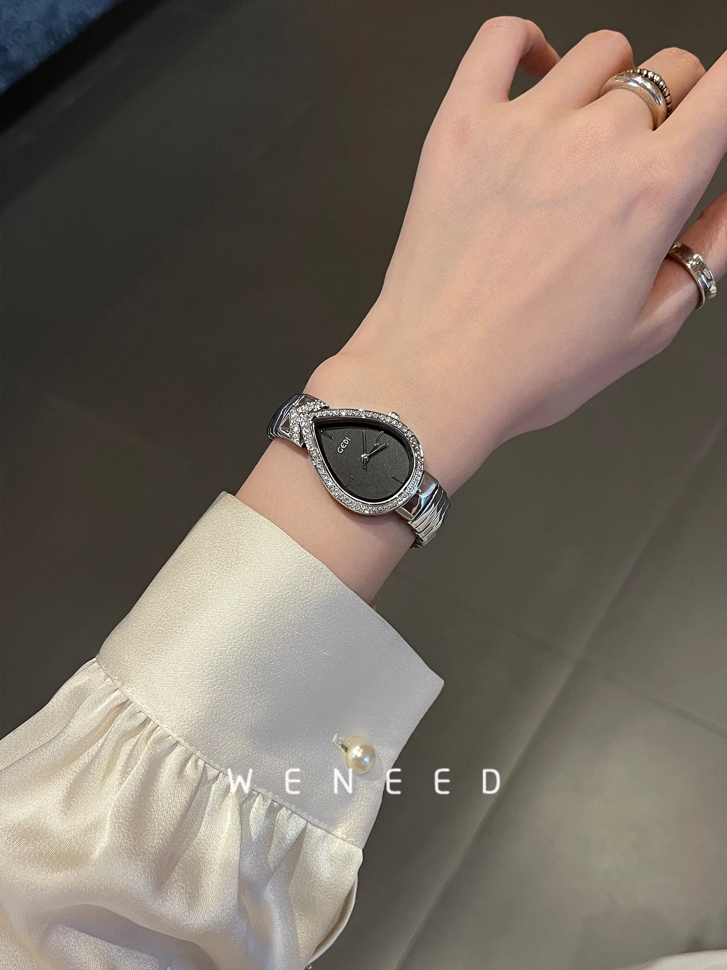 ساعة جديدة لعام 2025 للنساء، تصميم قطرة الماء الفاخرة الخفيفة، ساعة نسائية بمزاج راقي، ساعة نسائية أنيقة هدية أصلية #4