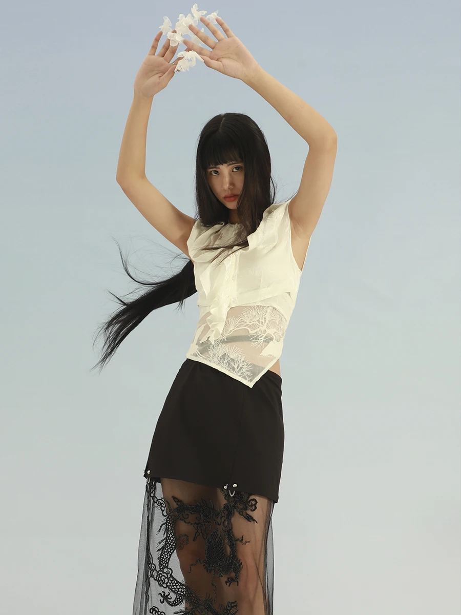 

Оригинальный дизайн Senself: Белый китайский шелковый комплект из двух предметов с тяжелой вышивкой – топ с завязками на шее и короткая рубашка для женщин.