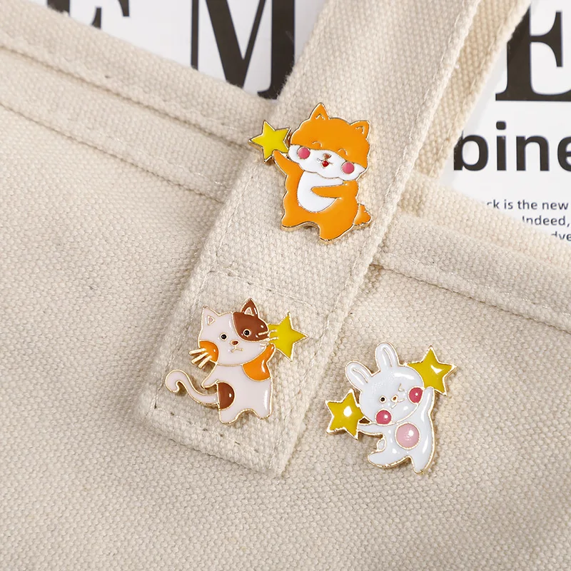 New Design: Star Picking Rabbit Broch, Japanese Cat Badge, Cartoon Pin, Creative Versatile Bag Accessory.