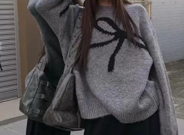 2025 ربيع جديد طويل الأكمام محبوك قميص المرأة فضفاضة القوس الكتف مقنعين سترة أعلى