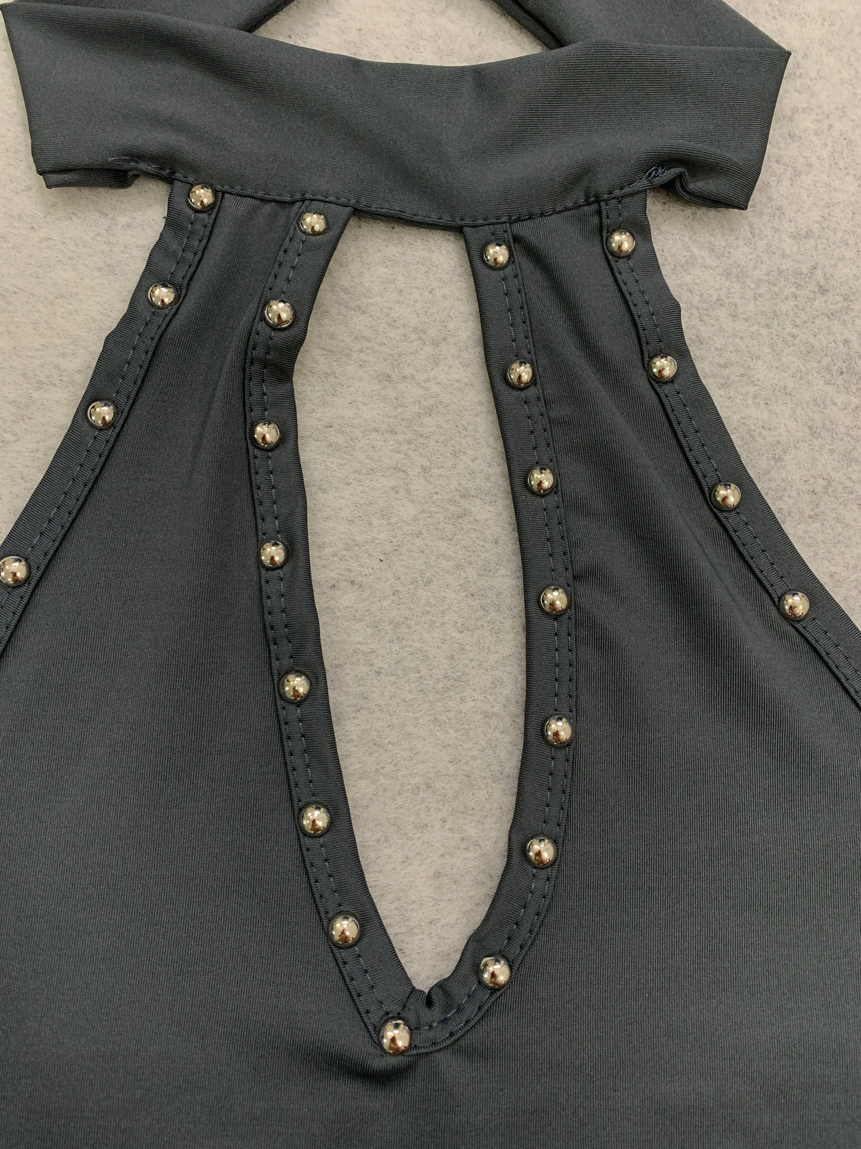 Subkultur-Punk-Stil, Nieten-Design, hängender Hals, rückenfreies, kurzes, hohles, ärmelloses, schmales, heißes Mädchen-Sling-Top. – Detail 11