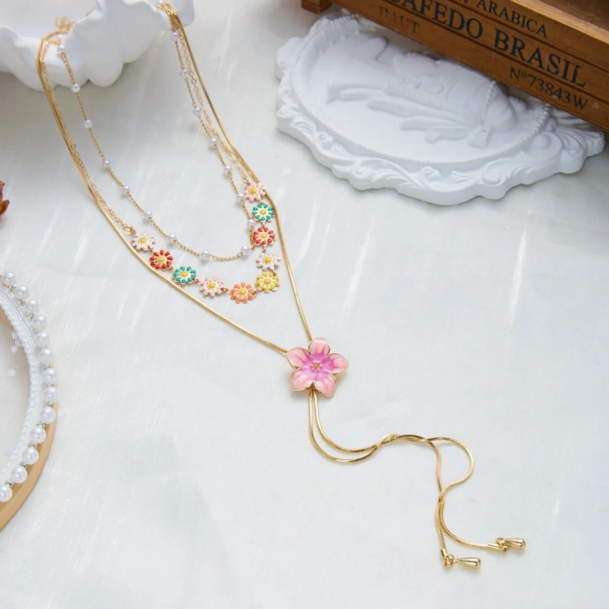 Süße, bunte Emaille-Halskette mit winzigen Gänseblümchen, Schlangenkette, Y-förmiger Quaste und simulierten Perlen für Damen, florales Choker-Schmuckstück – Detail 25