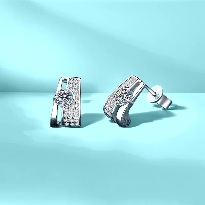 

Серьги-гвоздики из чистого серебра 925 пробы с муассанитом 0.3 карата в оправе «коготь», прямоугольные, минималистичный дизайн, сертификат GBA, подарок для женщин