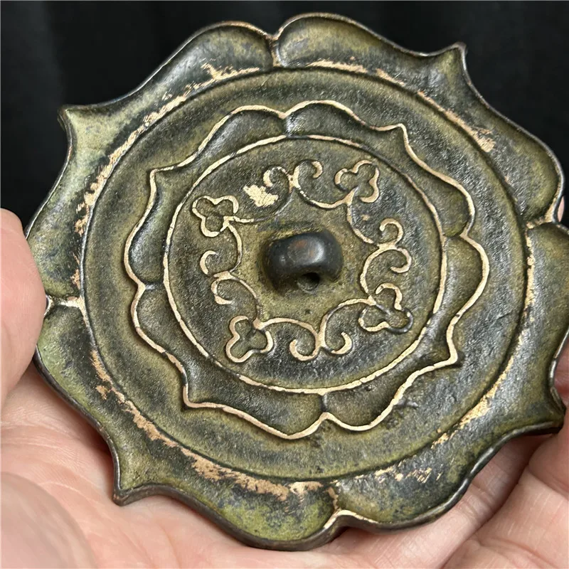 Bronze handicrafts in the Han Dynasty are exquisite, green rust gilt copper mirrors with mellow lace