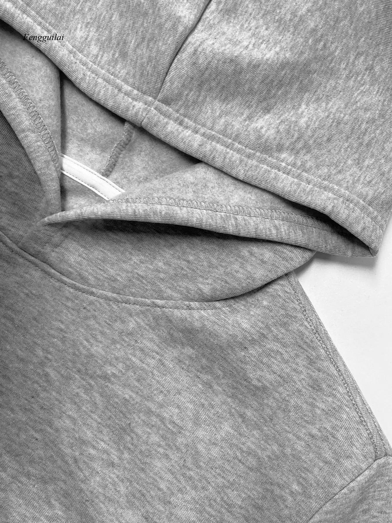 Moletom cinza com estampa de gazela saltando e tulipas vermelhas – bolso no peito com script tipo árabe, pulôver quente de inverno solto e ajuste