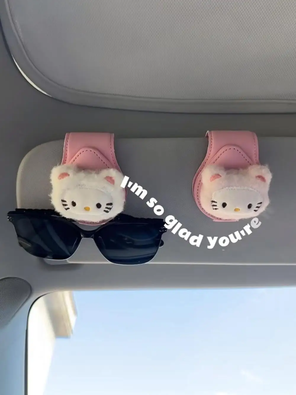 Cartoon Car Decoration Anime Hellokitty Kuromi Kawaii Vehicle Mounted Magnetic Glasses Clip Sun Visor Bill Sunglasses Clip Gift