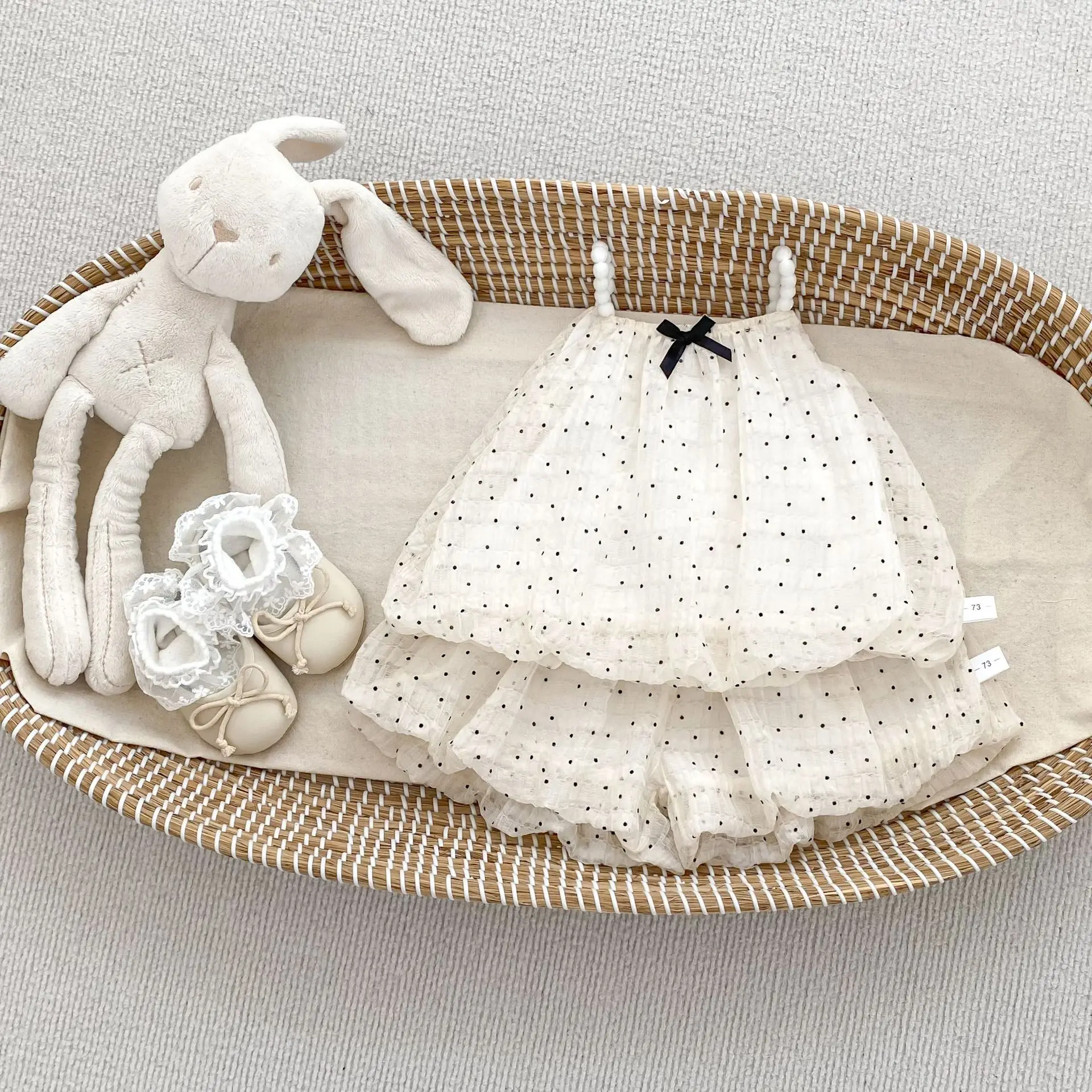 2025 Sommer Baby Mädchen Welle Punkt Strap Blume Knospe Top Shorts Zwei Stück Set Süße Schönheit Kinder Hundert Tag ein Jahr alt Set