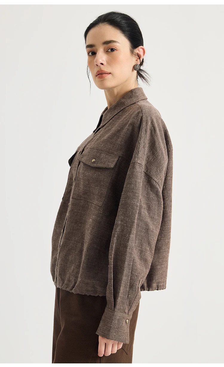 KT7623901 Damen-Overshirt aus Leinen-Woll-Mischgewebe mit breitem Kragen, aufgesetzten Taschen, Druckknöpfen und Kordelzug am Saum, Old Money, Frühherbst, Herbst – Detail 5