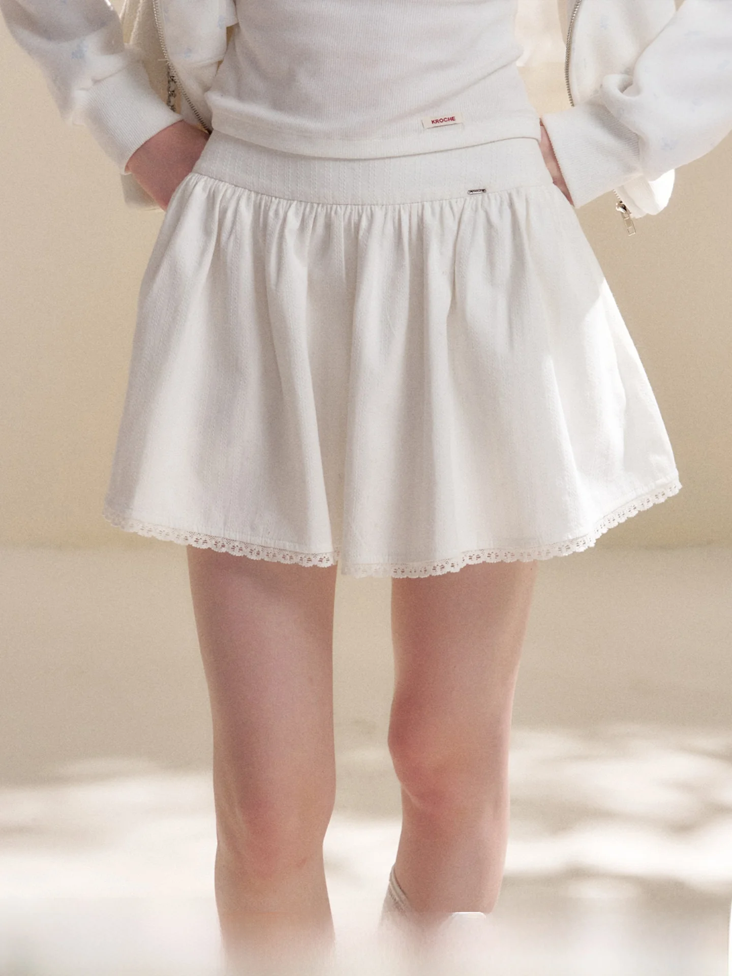 

Юбка женская короткая А-силуэта из 100% хлопка с текстурой «Кроше», кружевными вставками и широкой талией