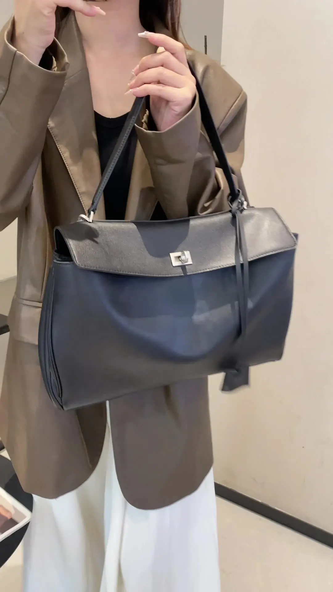 

2025 New Style Commuting-style Crossbody Cowhide Tote Bag. A genuine leather women's bag with a large capacity, exuding a high-e