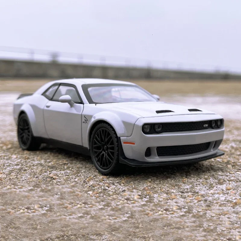 1:32 Alloy Dodge Challenger SRT Musle Car Model Diecasts Metal Sports Car Model Simulation Sound Light Collection Boys Toy Gift