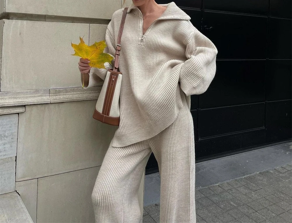 Setelan Dua Potong Wanita Musim Gugur dan Musim Dingin dengan Sweater Setengah Resleting Warna Solid yang Sederhana dan Elegan serta Celana Panjang Rajut Lurus.