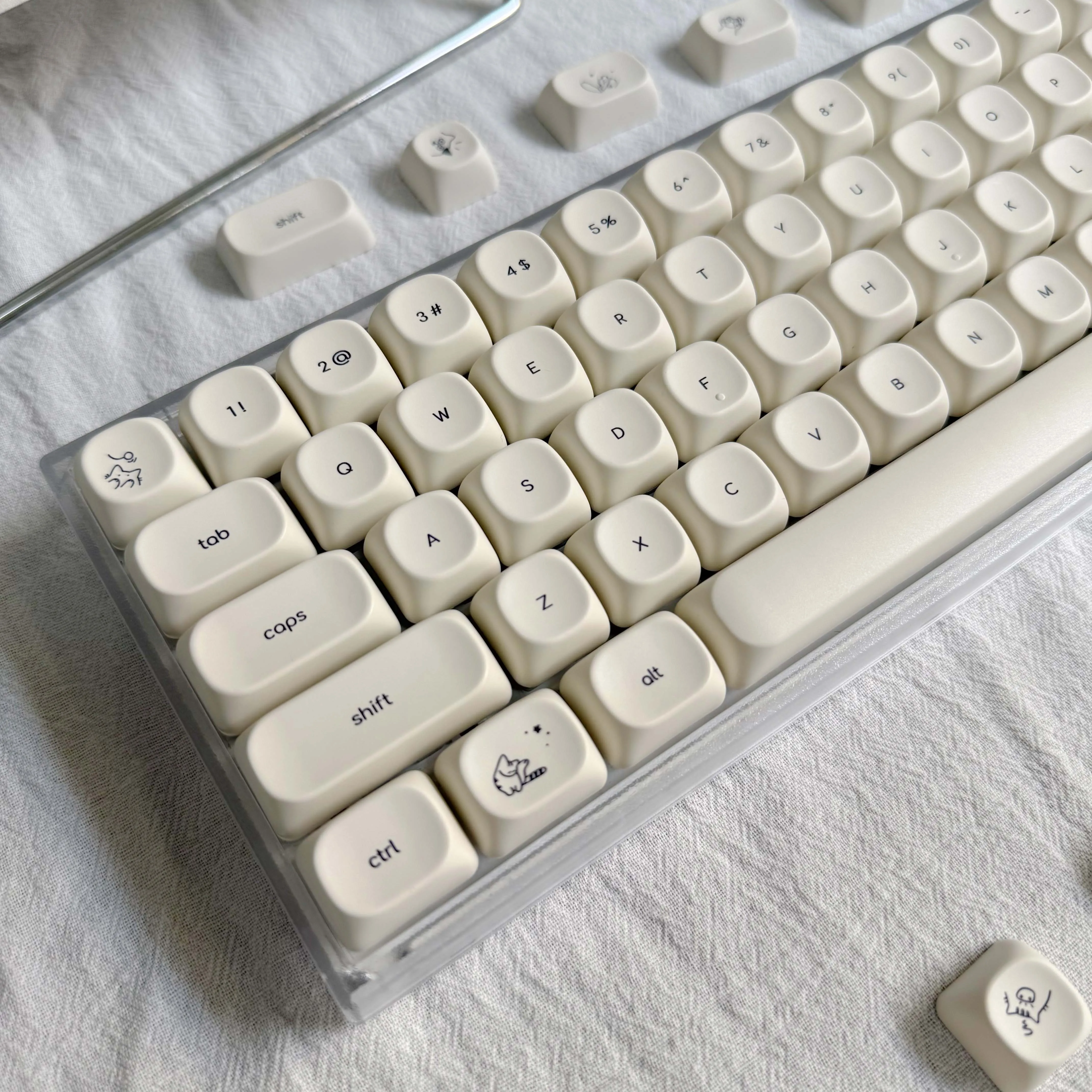 

White Pink Milky Minimalist Keycaps MOA 124 Keys Cute Cat Pattern Premium PBT English Korean Ver for Mechanical Keyboard