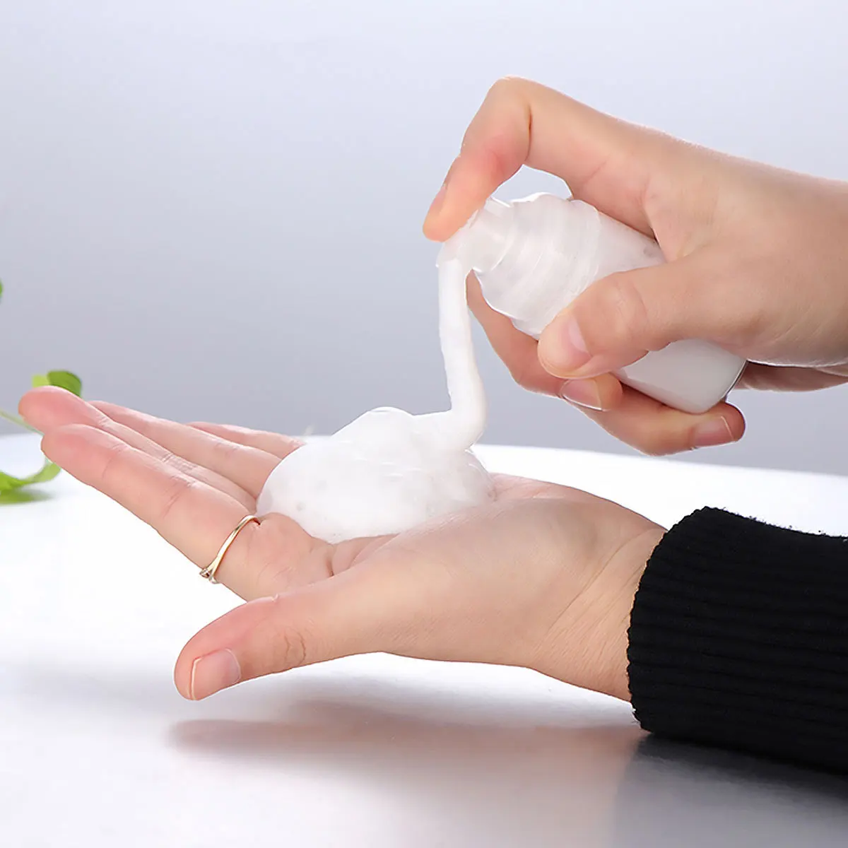 

5Pcs 30ml Foam Pump Bottle Reusable Travel Containers for Cosmetics Refillable Leakproof Subpackaging Dispenser