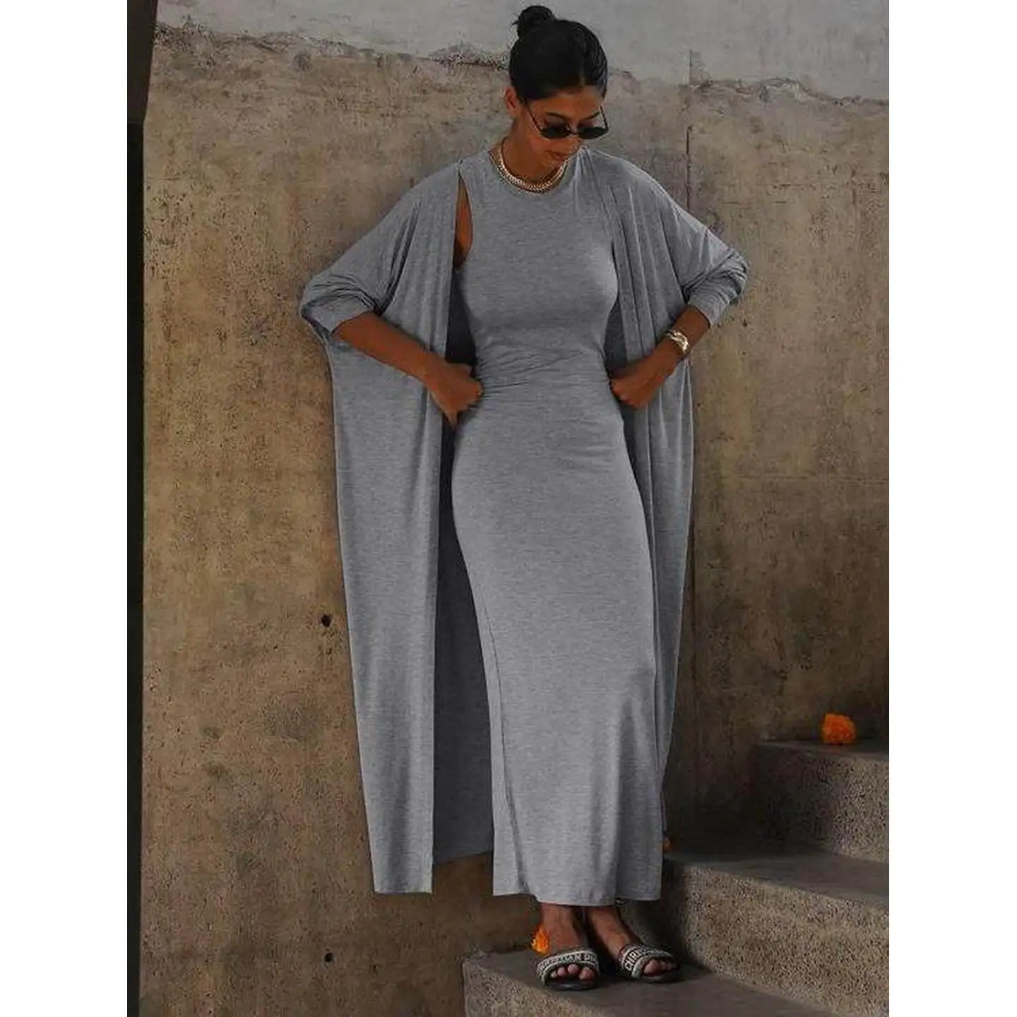 

Женский комплект из двух предметов: облегающее платье с круглым вырезом и длинный кардиган. Зимний модный ансамбль. Без бренда.