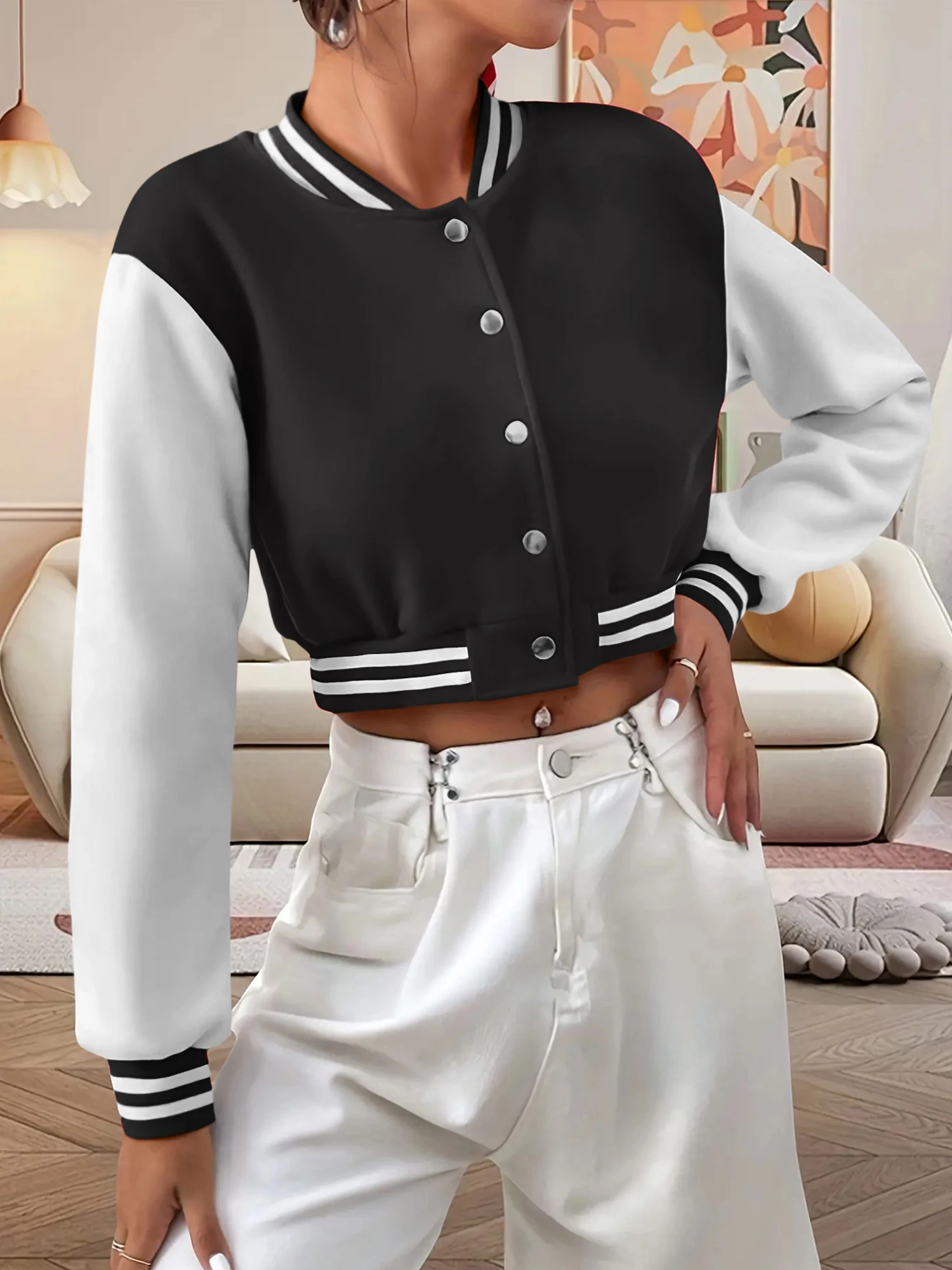 

Женская укороченная куртка-бомбер в стиле Varsity с контрастными полосатыми вставками на рукавах, на пуговицах, для Y2K и уличной моды