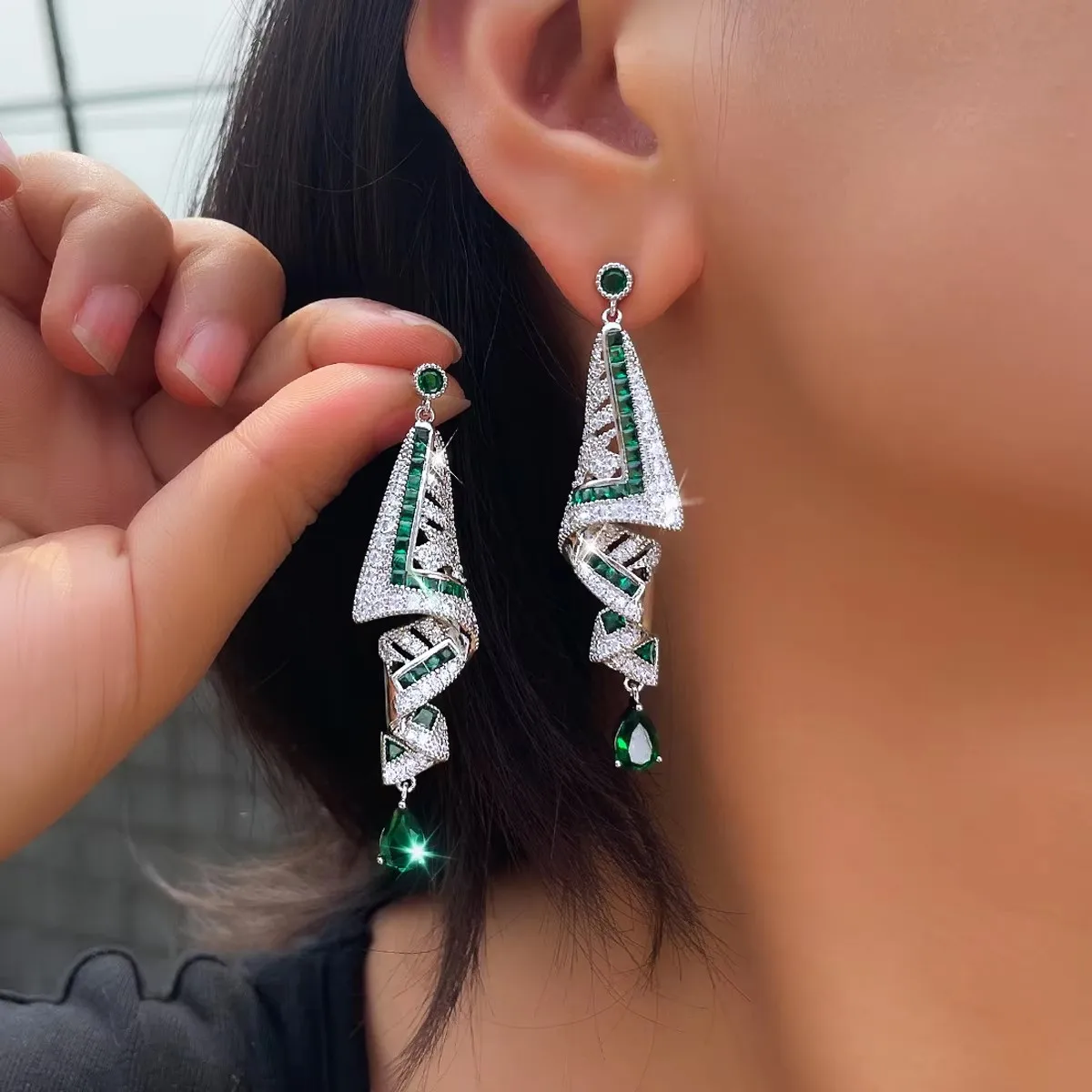 CWWZircons Geometrische, klobige, lange, königsblaue Tropfen-Ohrringe mit Zirkonia für Damen, Festival-Party-Accessoires CZ937 – Detail 9
