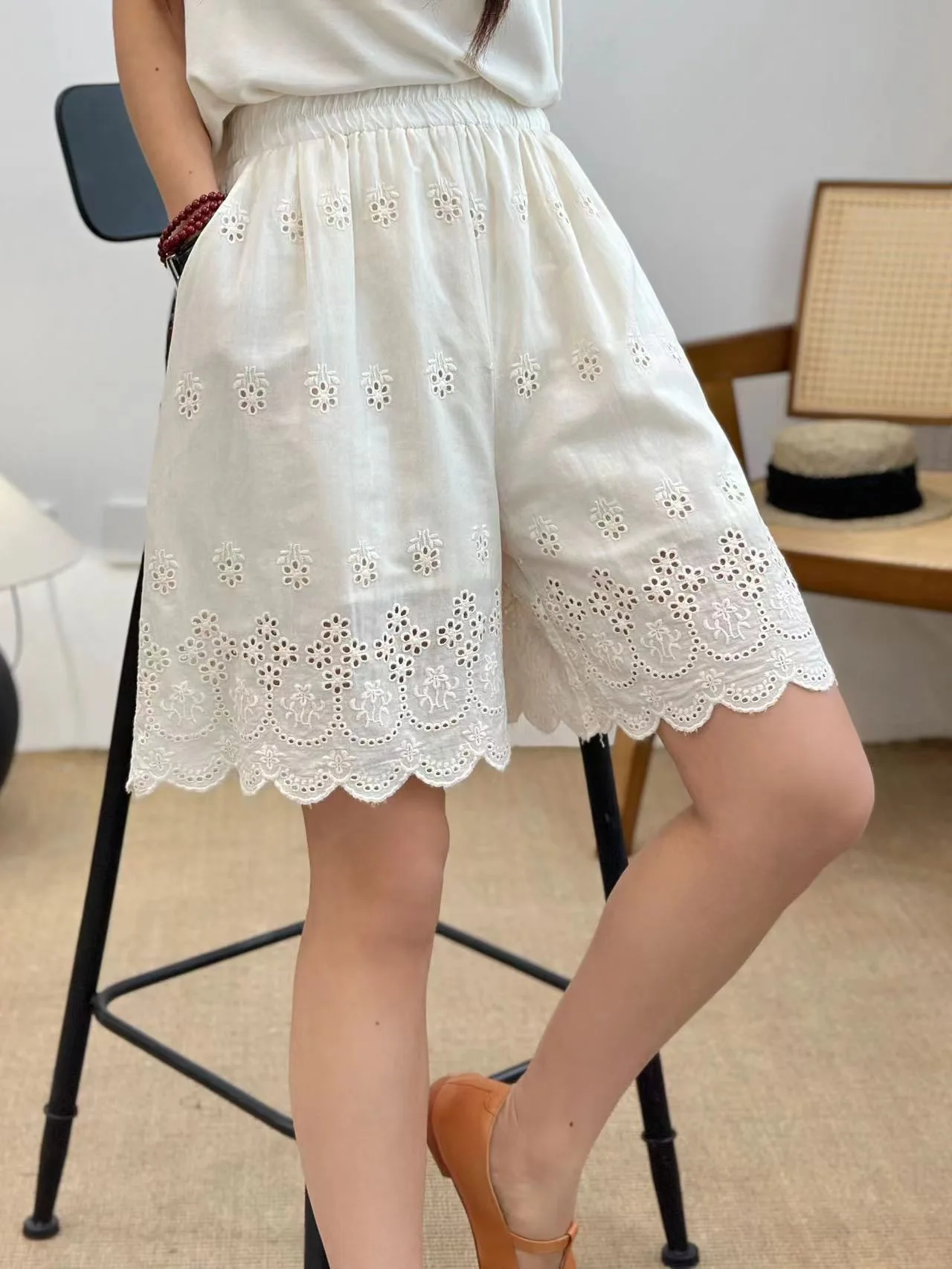 

Милый хлопковый вышитый ажурный эластичный пояс, свободные широкие ноги, повседневный мягкий бот длиной четырех пятых, с высокой талией