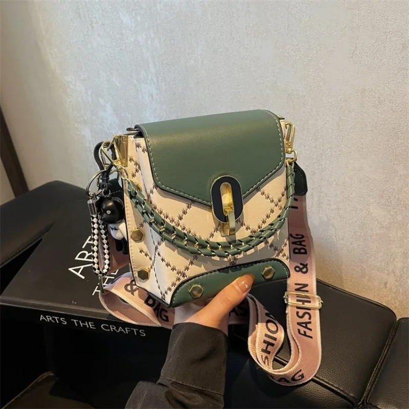 

Women's Minimalist Diaper Bag Elegant Crossbody Handbag Luxury Designer Tote Vintage Leather With Textured Square Shape