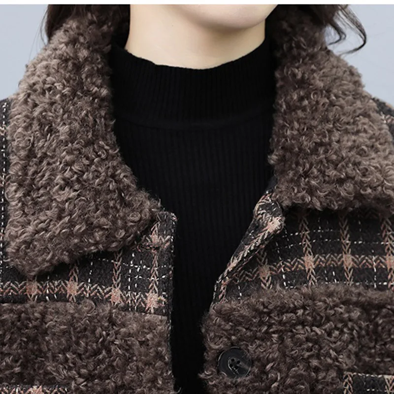 เสื้อแจ็คเก็ตขนแกะสำหรับผู้หญิง ฤดูใบไม้ร่วง-ฤดูหนาว 2026 รุ่นใหม่ สไตล์เกาหลี ลายสก็อต เสื้อคลุมขนสัตว์ แมทช์ได้กับทุกชุด เย็บต่อผ้า ทรงสั้น อุ่นสบาย สำหรับผู้หญิง