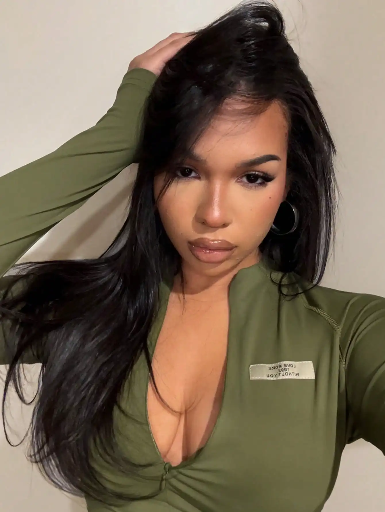 

Оливково-зеленый топ для йоги с длинными рукавами, глубоким V-образным вырезом, манжетами для большого пальца и декоративной нашивкой спереди