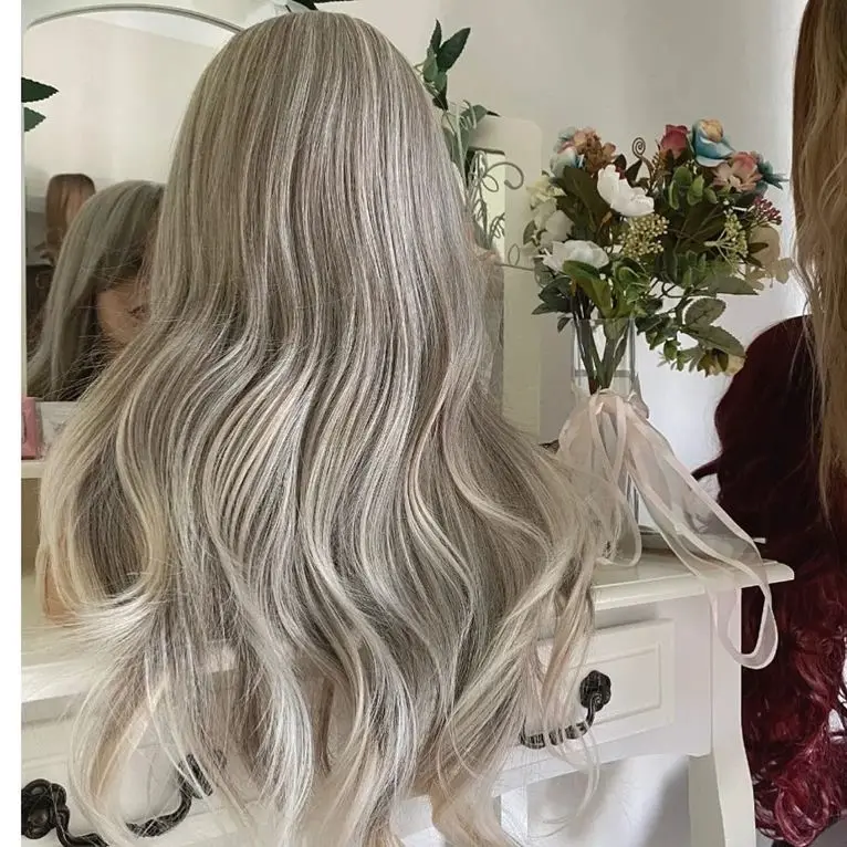 Ombre Ash Grey Platinum Wig longgar berwarna gelombang HD transparan renda depan Wig dengan poni sintetis untuk wanita tanpa lem