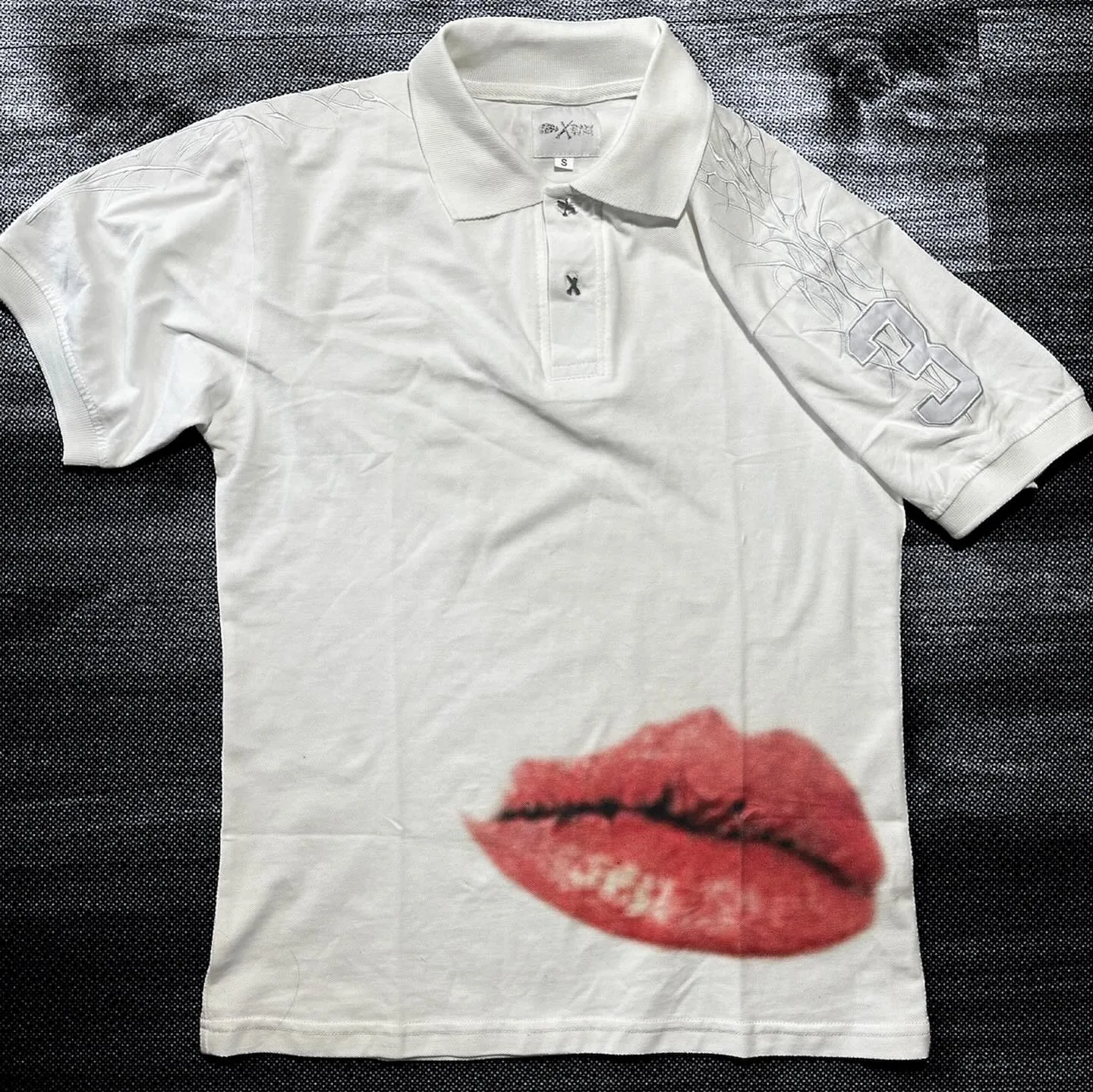 Y2K قميص بولو طباعة روك القوطي المتضخم تي شيرت الهيب هوب زر أسفل طوق قميص فاسق عادية المحملة الحد الأدنى والعصرية