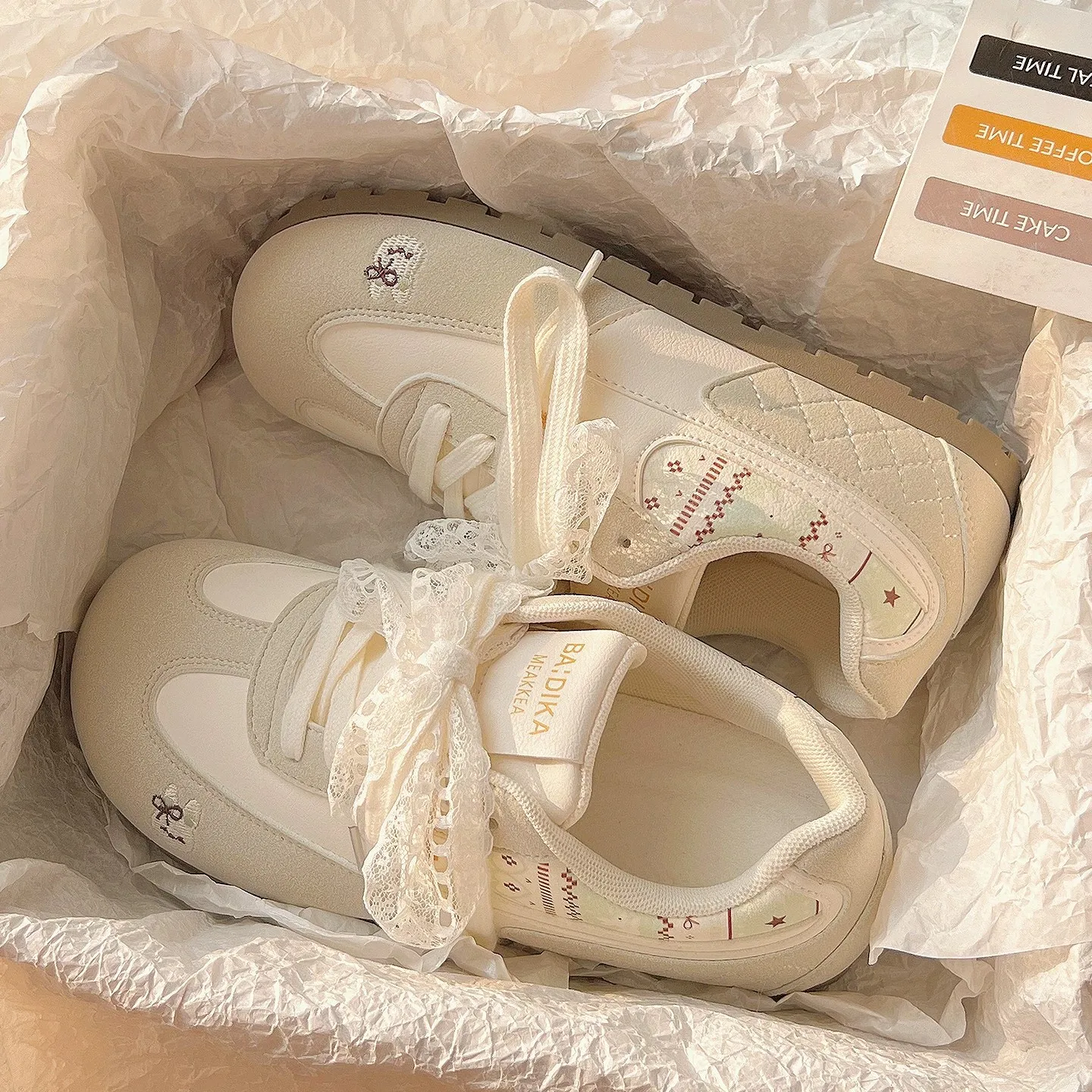 2026 Trendy Girls White Training Shoes Spring Autumn Lightweight Casual Skate Shoes All-match Flat Sneakers Comfort Daily Shoes