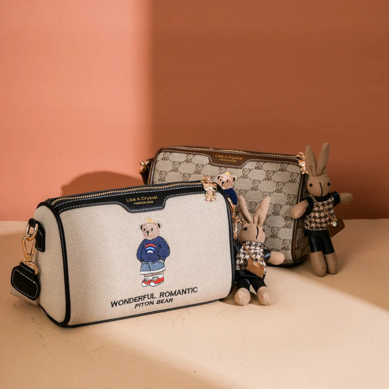 Tas in ontwerperstijl 2025, nieuw model, veelzijdig borduurwerk, nieuwe cartoonstijl, modieuze kleine beer, crossbodytas, casual kussentas