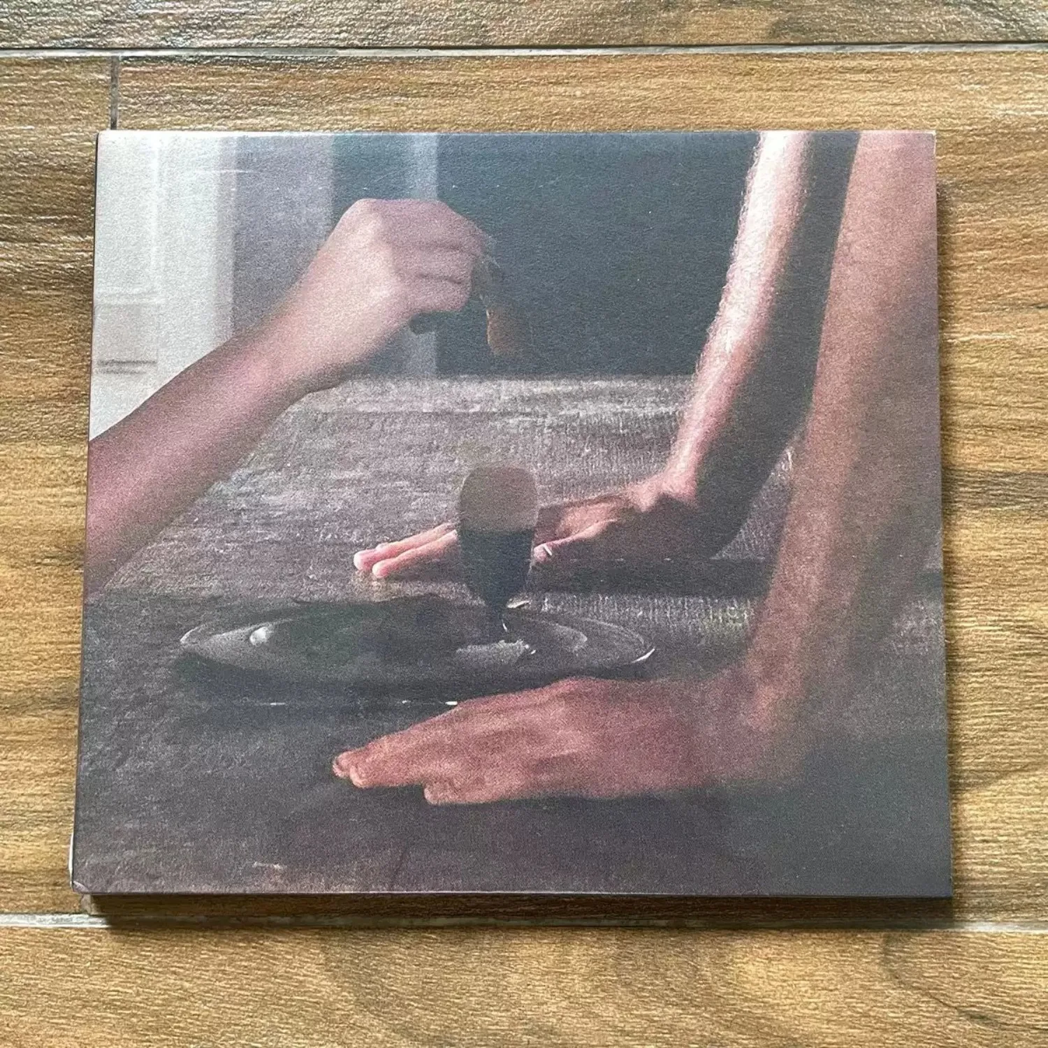 CD di pop alternative con ricche texture sintetizzate, espressione vocale drammatica e arrangiamento ambient orchestrale cinematografico.