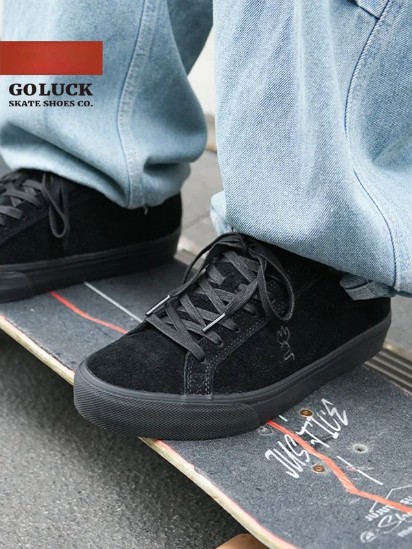 Pure Black Long Pile Minimalist Unisex Skate Shoes Wear Resistant Professional American Style Board Shoes Simple Design