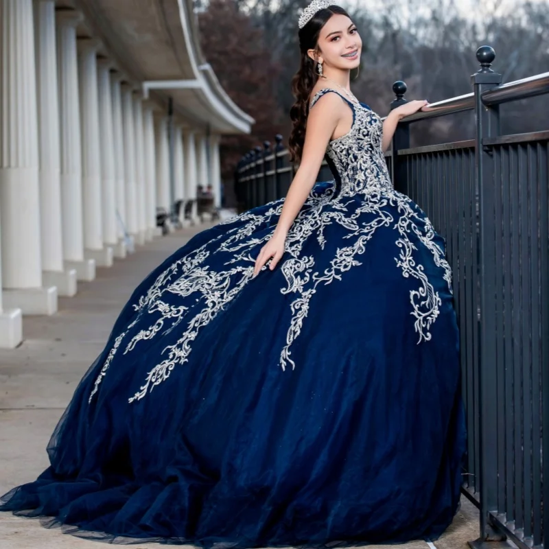 ชุดเดรสงาน Quinceañera สีน้ำเงินเข้ม แบบเปิดไหล่ ประดับกลิตเตอร์ ลูกไม้ หางยาว พร้อมโบว์ ชุดเดรสสำหรับงาน Quinceañera อายุ 15 ปี ﻿ ปรับแต่ง