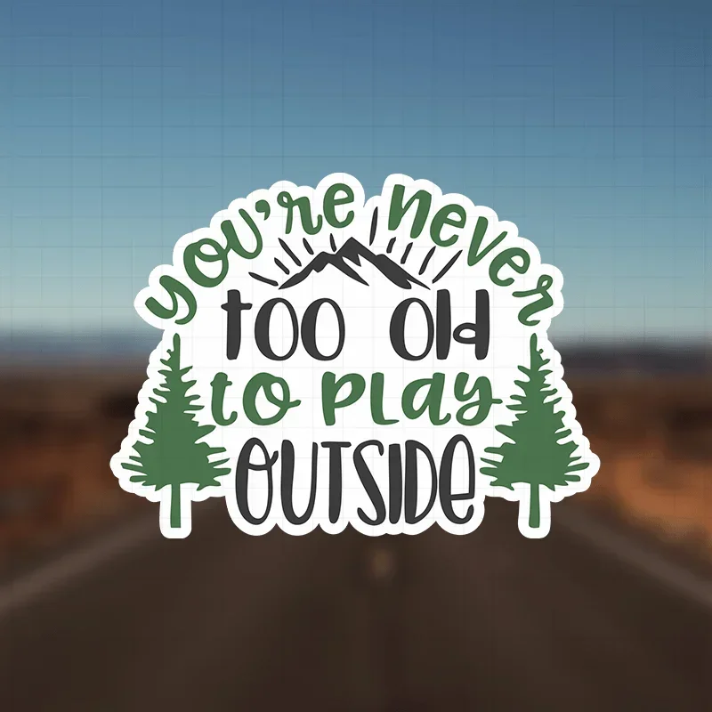 1 pegatina de vinilo con la frase "Nunca estás demasiado viejo para jugar al aire libre", insignias adhesivas con diseño de montaña y bosque.