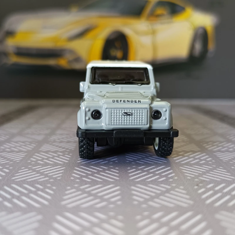 

Модель внедорожника Land Rover Defender в стиле ретро, масштаб 1:64, из сплава, подходит для коллекции и может быть подарен на день рождения.