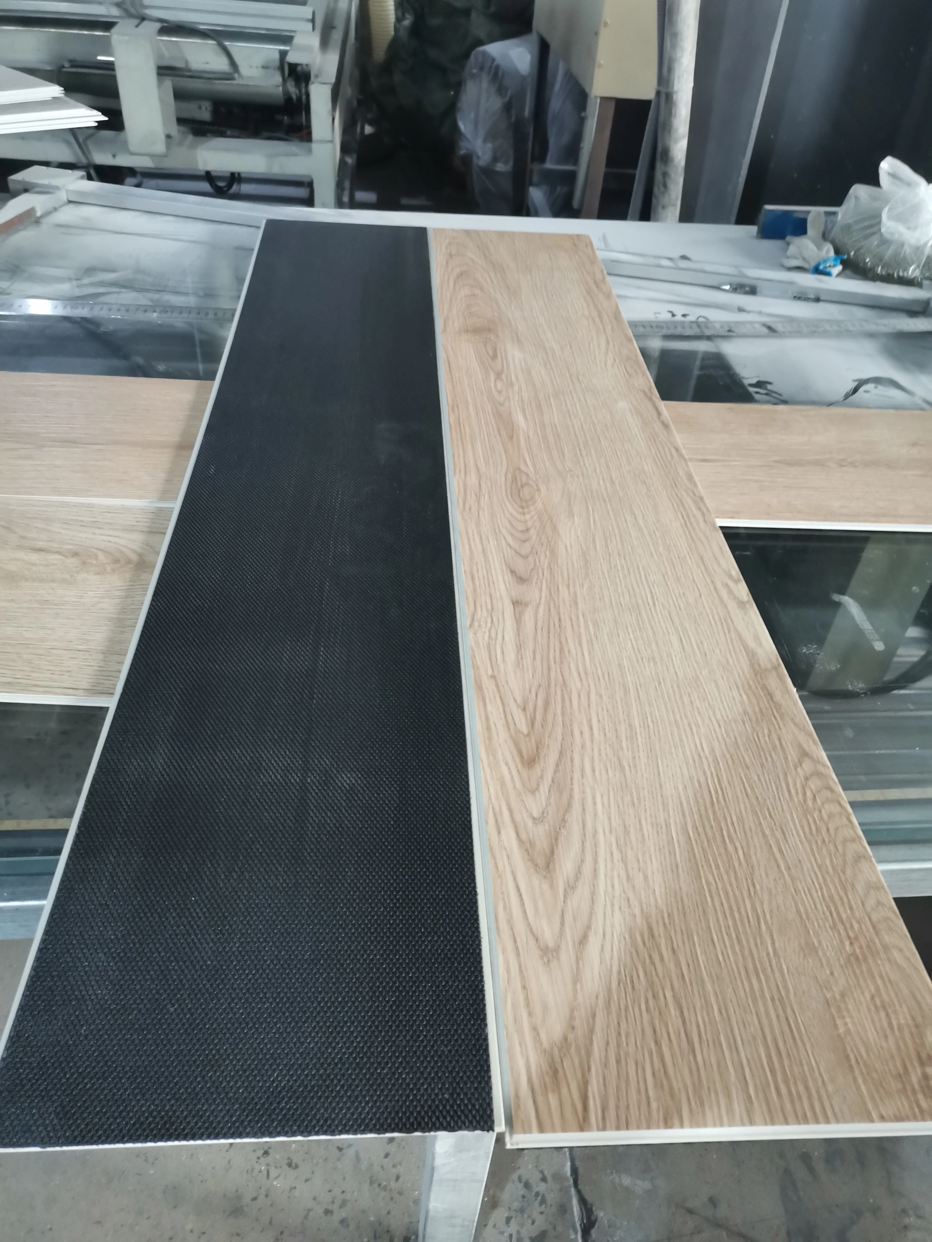 البلاستيك Spc لوح الخشب الحبوب الحجر البلاستيك مركب الأرضيات طلاء الأشعة فوق البنفسجية مقاوم للماء أرضية الفينيل انقر فوق أرضيات SPC