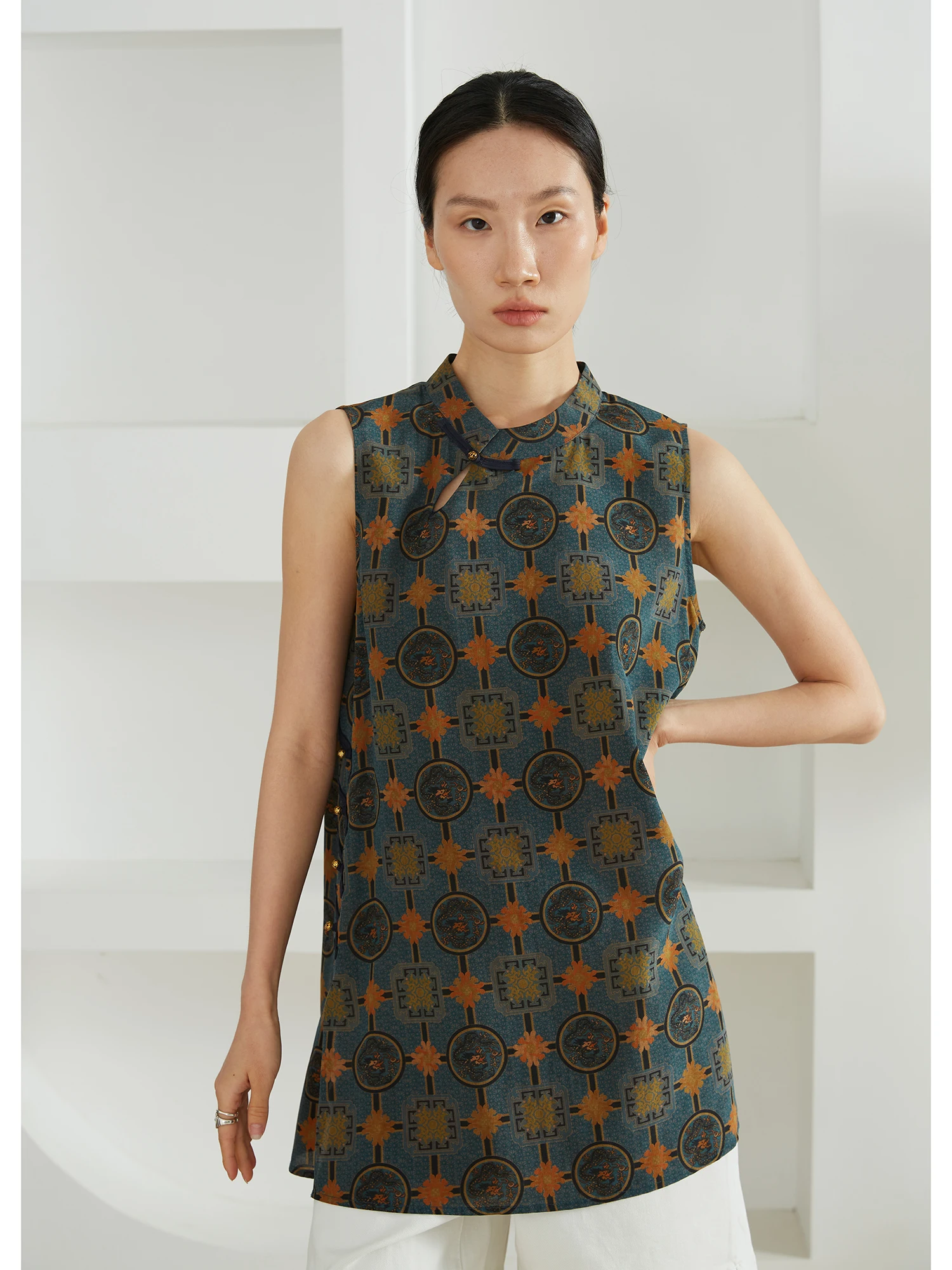 

Широкий свободный летний топ из 100% шелка с воротником-стойкой, прямым кроем и боковыми разрезами, оригинальный дизайн