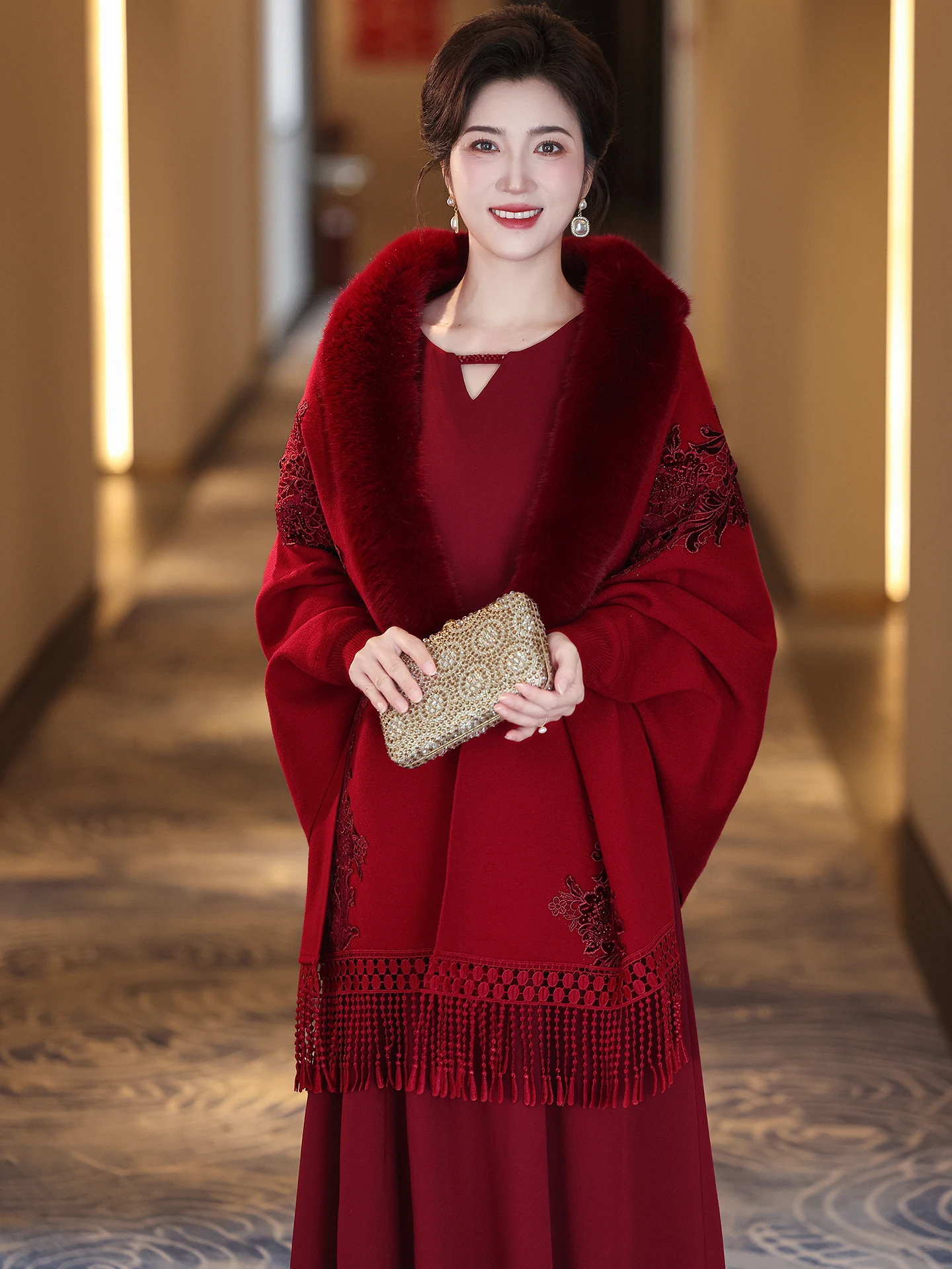 manteau-d'hiver-rouge-pour-femme-avec-col-en-fourrure-style-qi-pao-chaud-et-epais-motif-floral-chinois-ideal-pour-les-occasions-speciales-mere-de-la-mariee