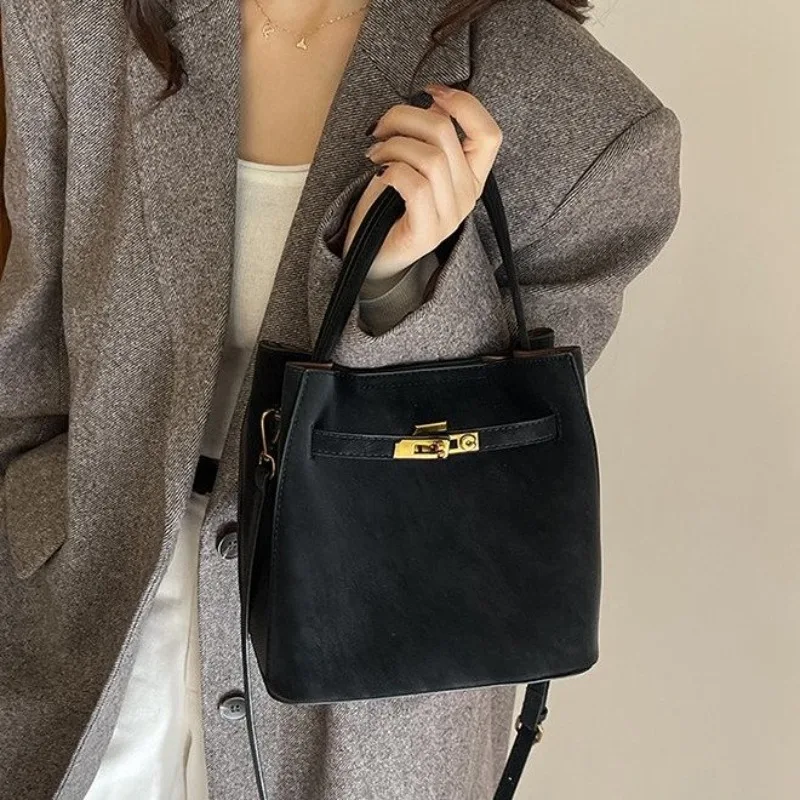 

Стильная винтажная дизайнерская сумка для подгузников, элегантная кожаная сумка-кроссбоди для женщин, вместительная сумка-тоут.