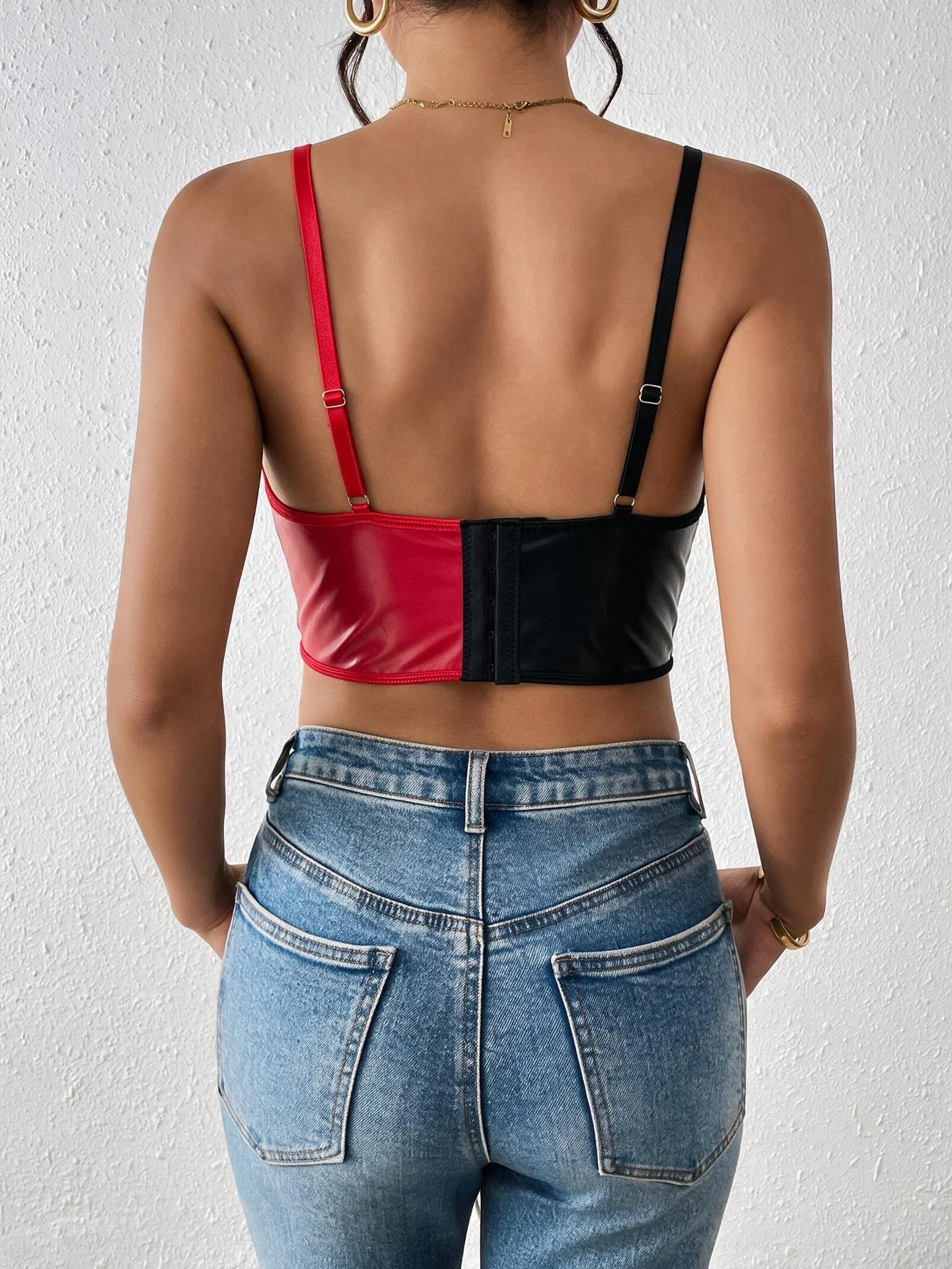 Gothic-Punk-Korsett-Top aus Kunstleder, Crop-Top mit Spaghettiträgern in Rot-Schwarz-Farbblock-Optik, Y2K-Alt-Ästhetik, sexy Streetwear – Detail 3